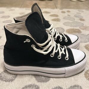 Women’s Converse Platform size 7.5. Lightly worn.